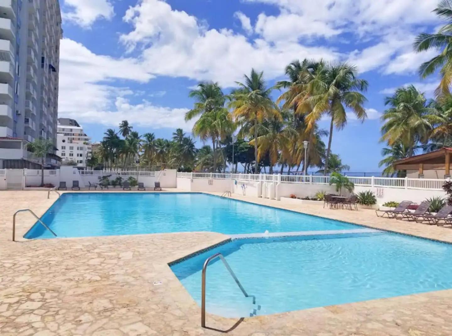 Sunset Paradise Cozy Beachfront Escape - Isla Verde Сан Хуан Екстериор снимка