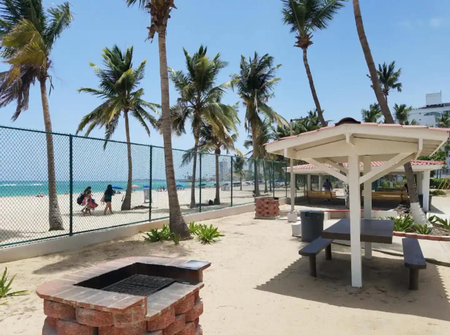 Sunset Paradise Cozy Beachfront Escape - Isla Verde Сан Хуан Екстериор снимка