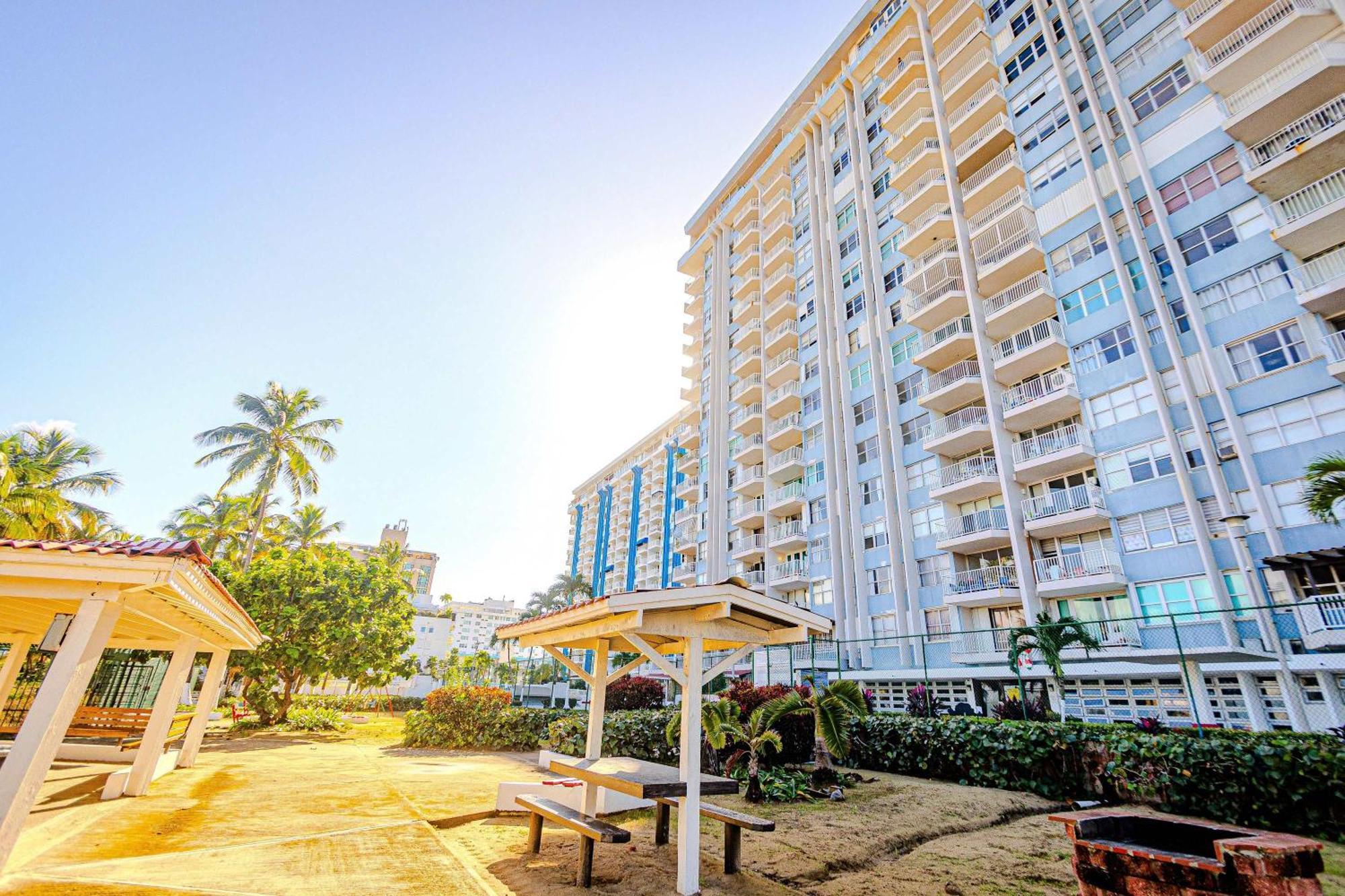 Sunset Paradise Cozy Beachfront Escape - Isla Verde Сан Хуан Екстериор снимка