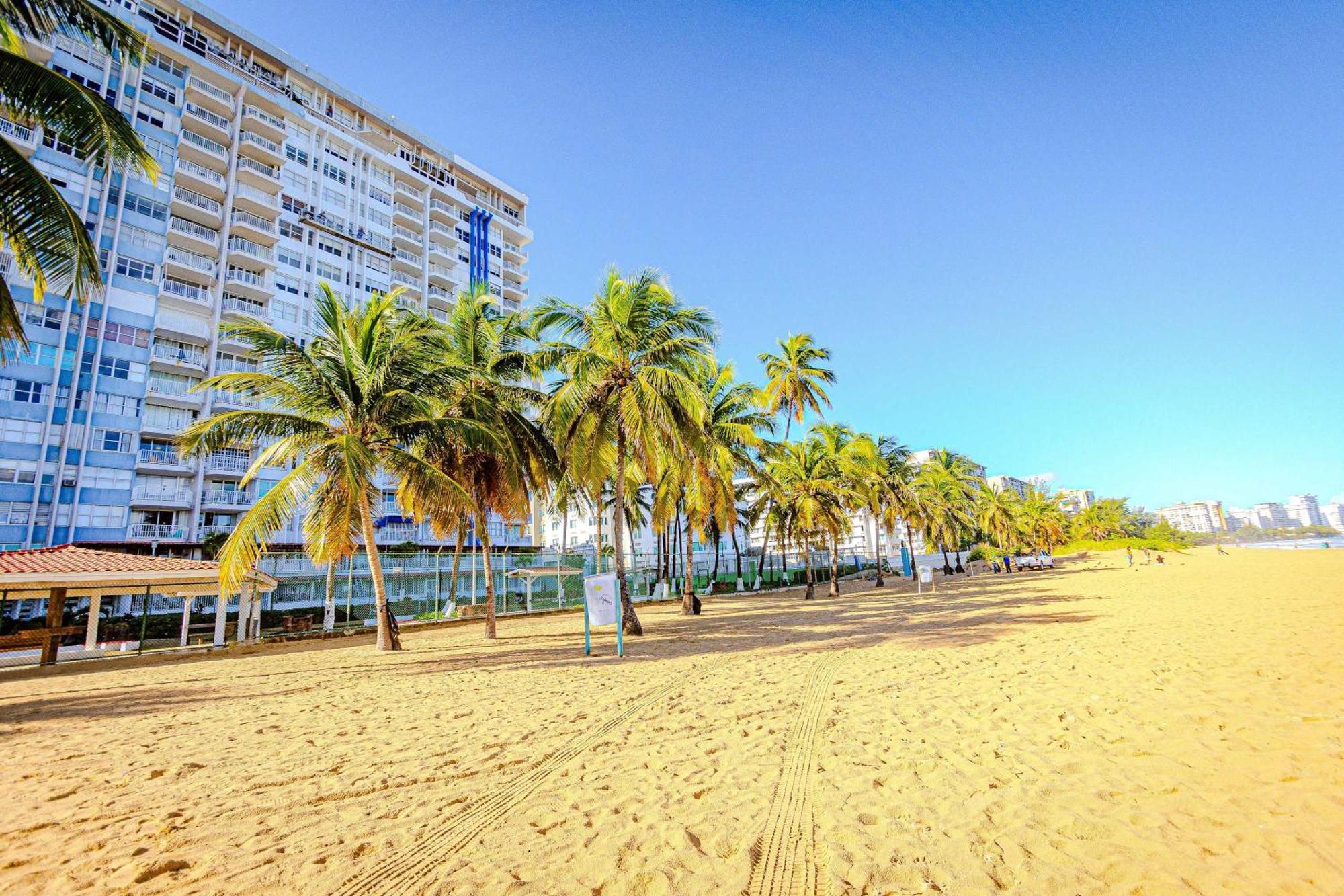 Sunset Paradise Cozy Beachfront Escape - Isla Verde Сан Хуан Екстериор снимка