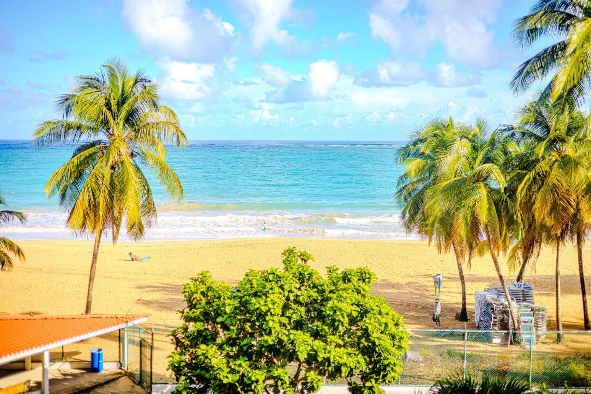 Sunset Paradise Cozy Beachfront Escape - Isla Verde Сан Хуан Екстериор снимка