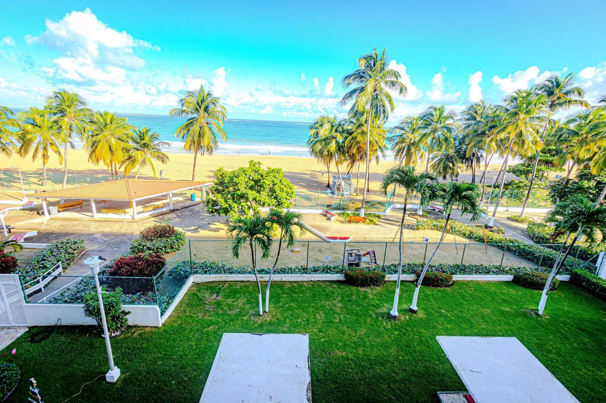 Sunset Paradise Cozy Beachfront Escape - Isla Verde Сан Хуан Екстериор снимка