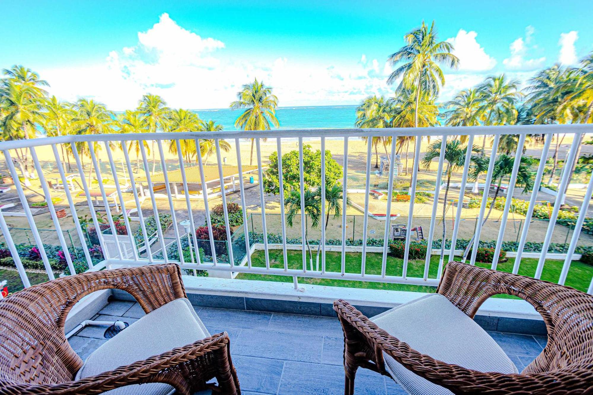 Sunset Paradise Cozy Beachfront Escape - Isla Verde Сан Хуан Екстериор снимка